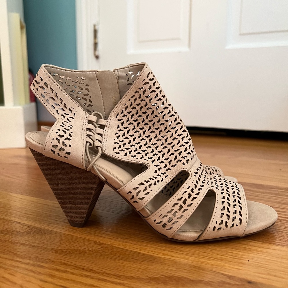 Vince Camuto Cream Leather Heel, Size 6.5